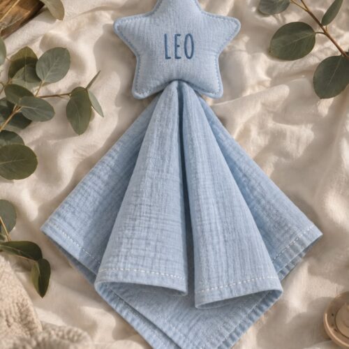 Doudou stellina in mussola azzurro pastello con il nome Leo ricamato sulla stella